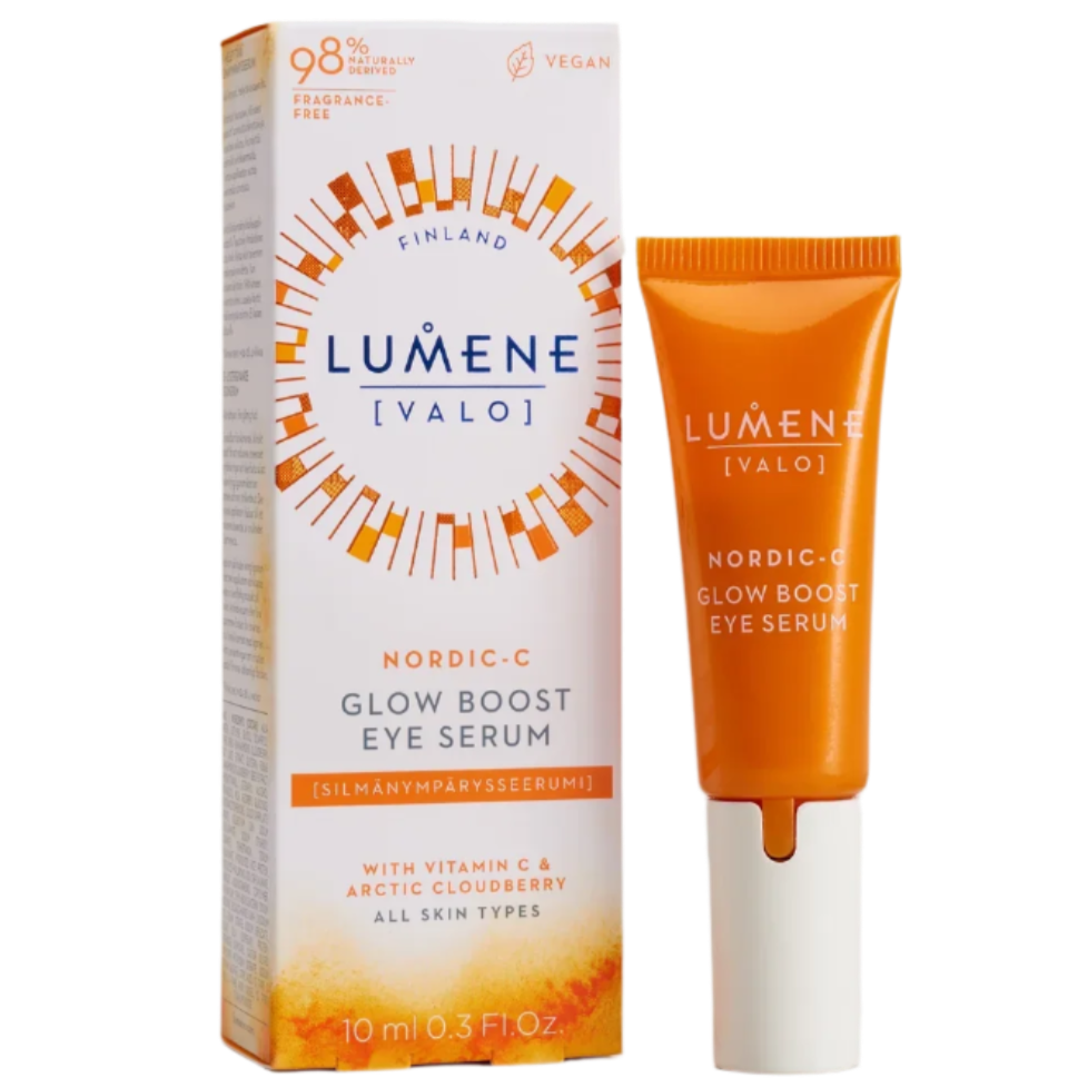 Ein Lumene Nordic-C Glow Boost Eye Serum in einer orangefarbenen Tube steht neben der weiß-orangefarbenen Schachtel. Es ist vegan und enthält Vitamin C und arktische Moltebeeren, um dunkle Augenringe bei allen Hauttypen aufzuhellen.