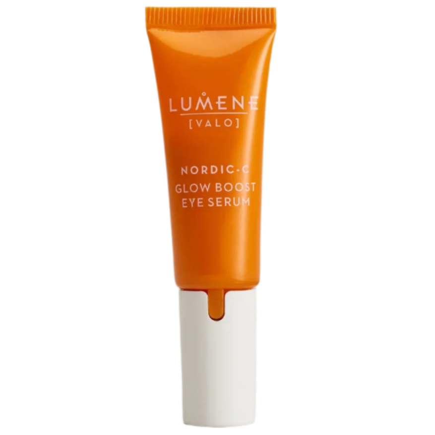 Eine aufrechte orangefarbene Tube des Lumene Nordic-C Glow Boost Eye Serum mit weißem Spender, das gegen Augenringe entwickelt wurde, ist vor einem unifarbenen Hintergrund abgebildet.