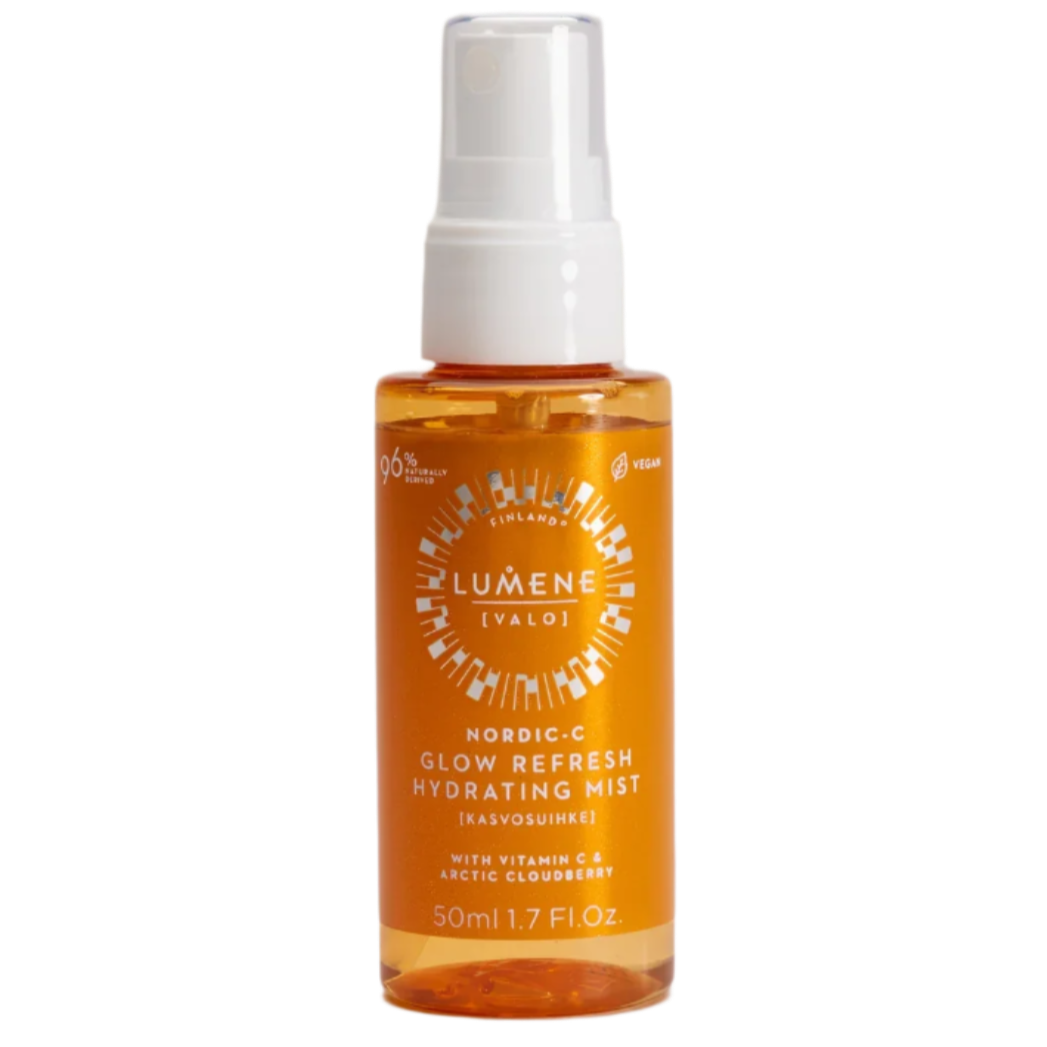 Die 50-ml-Flasche Lumene Nordic-C Glow Refresh Hydrating Mist hat ein orangefarbenes Etikett, weiße Schrift und eine weiße Sprühkappe. Es spendet der Haut Feuchtigkeit und ist mit Vitamin C und arktischer Moltebeere angereichert.