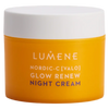 Ein gelber Tiegel mit weißem Deckel mit der Aufschrift Lumene Nordic-C Glow Renew Night Cream, angereichert mit Vitamin C für strahlende Haut. Der Produktname erscheint in weißer und lila Schrift auf der Vorderseite des Lumene-Behälters.