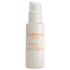 Ein weißer Flakon von Lumene Nordic-C Glow Renew Night Serum mit einer Pumpe und orangefarbenem Text auf dem Etikett mit arktischer Moltebeere und Vitamin C steht vor einem schlichten Hintergrund.