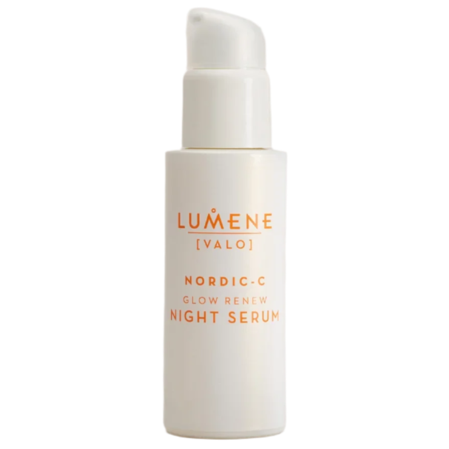 Ein weißer Flakon von Lumene Nordic-C Glow Renew Night Serum mit einer Pumpe und orangefarbenem Text auf dem Etikett mit arktischer Moltebeere und Vitamin C steht vor einem schlichten Hintergrund.