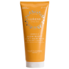 Die orangefarbene Tube der Lumene Nordic-C Strength & Shine 2-in-1 Hair Mask, die zum Ausspülen oder Einwirkenlassen geeignet ist, enthält arktische Moltebeeren, Vitamin C, pflanzliche Proteine und eine vegane Verpackung mit 96 % natürlichem Ursprung.
