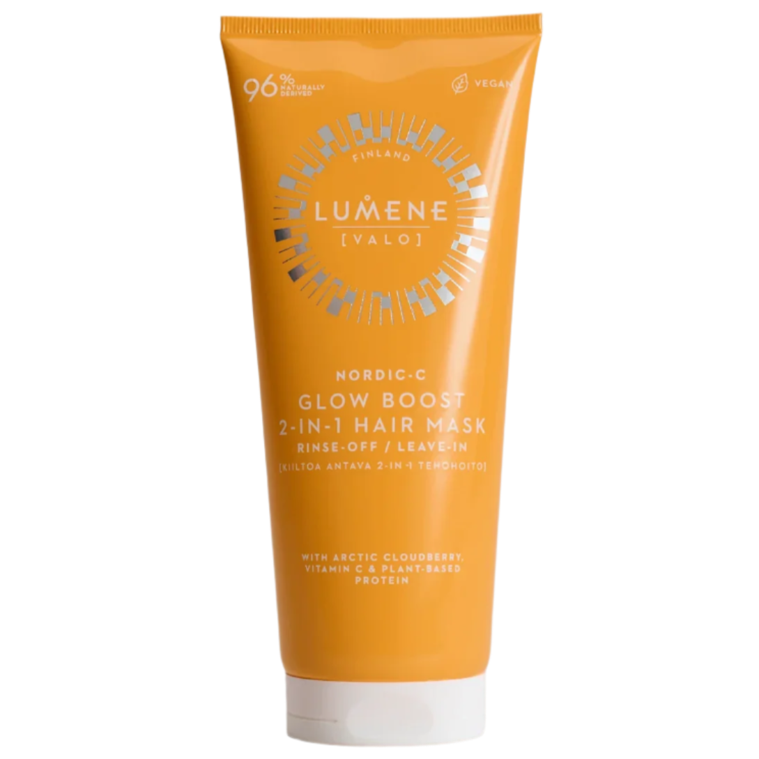 Die orangefarbene Tube der Lumene Nordic-C Strength & Shine 2-in-1 Hair Mask, die zum Ausspülen oder Einwirkenlassen geeignet ist, enthält arktische Moltebeeren, Vitamin C, pflanzliche Proteine und eine vegane Verpackung mit 96 % natürlichem Ursprung.