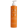 Eine orangefarbene Pumpflasche von Lumene Nordic-C Strenght & Shine Conditioner für behandeltes oder geschädigtes Haar, mit silbernem Text und Akzenten.