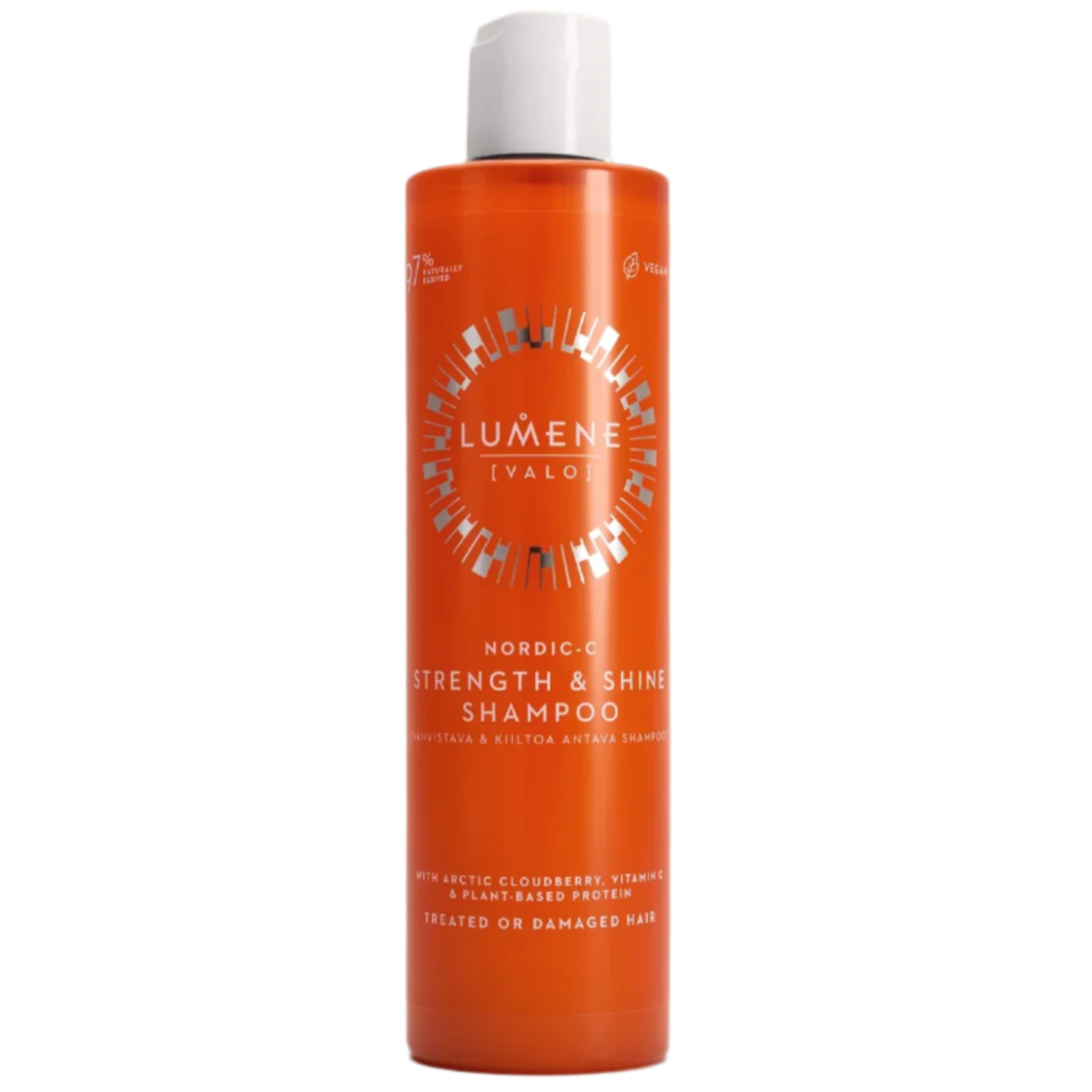 Eine orangefarbene Flasche Lumene Nordic-C Strength & Shine Shampoo für behandeltes oder geschädigtes Haar mit weißem Text und Verschluss. Das Etikett hebt arktische Moltebeeren, Vitamin C und pflanzliches Protein hervor.
