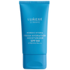 Auf der blauen Tube der Lumene Nordic Hydra Fresh Hydration Moisturizer SPF50 stehen in weißer Schrift auf der Vorderseite der Produktname, der Sonnenschutz SPF50 und die Vorteile der täglichen Feuchtigkeitspflege.