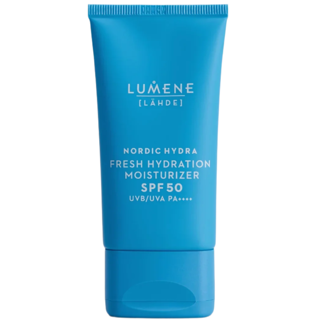 Auf der blauen Tube der Lumene Nordic Hydra Fresh Hydration Moisturizer SPF50 stehen in weißer Schrift auf der Vorderseite der Produktname, der Sonnenschutz SPF50 und die Vorteile der täglichen Feuchtigkeitspflege.