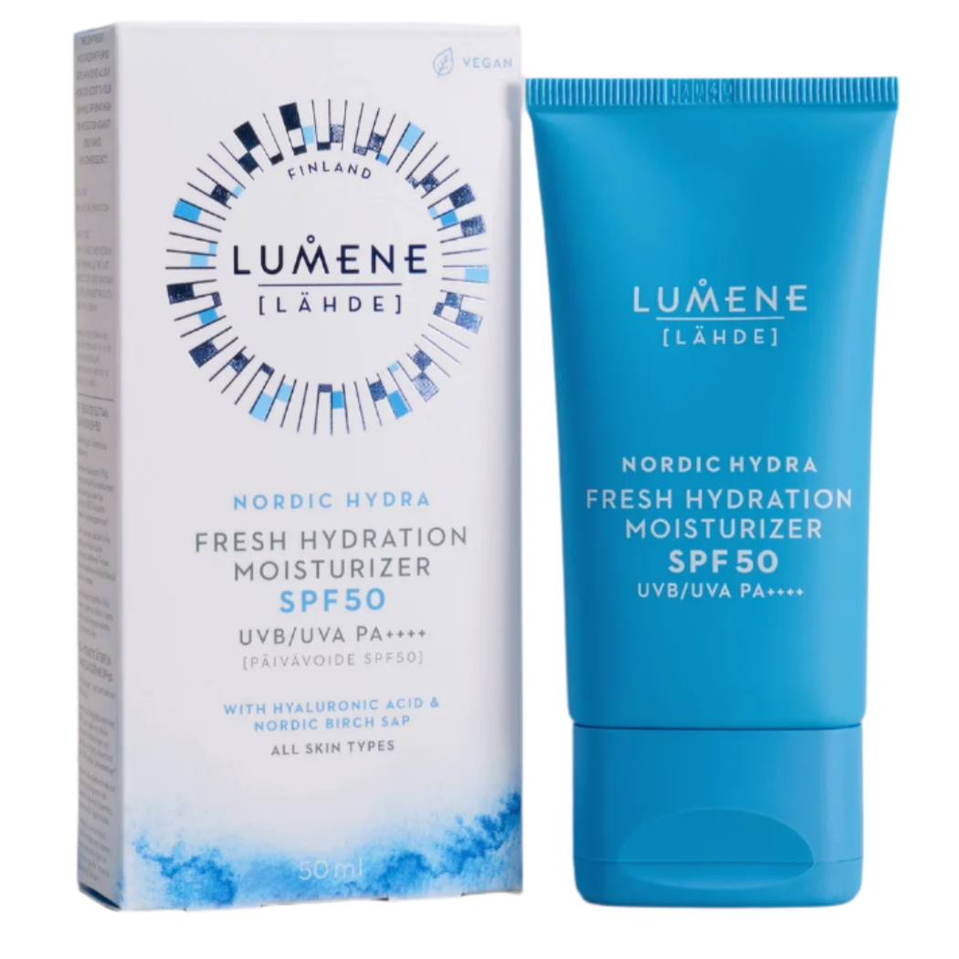 Eine blaue Tube und weiße Schachtel Lumene Nordic Hydra Fresh Hydration Moisturizer SPF50 mit blauem Branding, angereichert mit Hyaluronsäure für die tägliche Feuchtigkeitszufuhr und geeignet für alle Hauttypen.