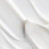 Glatter weißer Stoff mit sanften, fließenden Falten und weichen Schattierungen erinnert an die elegante, seidige Textur und die tiefgreifende Feuchtigkeitszufuhr der Lumene Nordic Hydra Hydration Recharge Overnight Cream von Lumene.