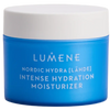 Der blaue Tiegel der Lumene Nordic Hydra Intense Hydration Moisturizer mit weißem Deckel spendet lang anhaltende, intensive Feuchtigkeit. Marke: Lumene.