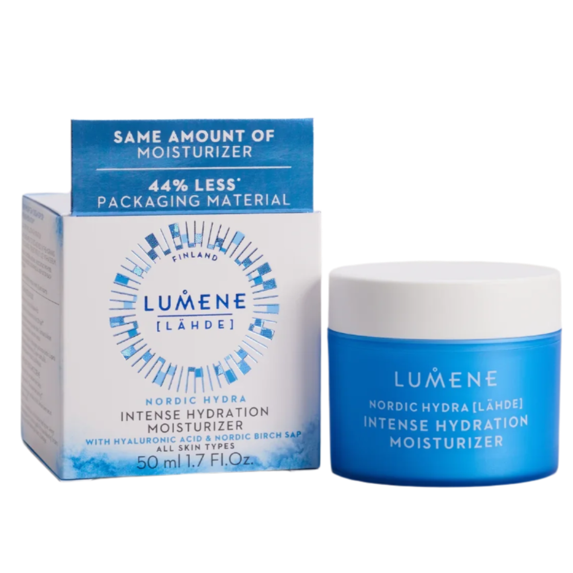 Der blau-weiße Tiegel der Lumene Nordic Hydra Intense Hydration Moisturizer steht neben seiner Verpackung, die für 44 % weniger Verpackungsmaterial wirbt. Die vegane Feuchtigkeitscreme bietet intensive Feuchtigkeit in einer Größe von 50 ml.