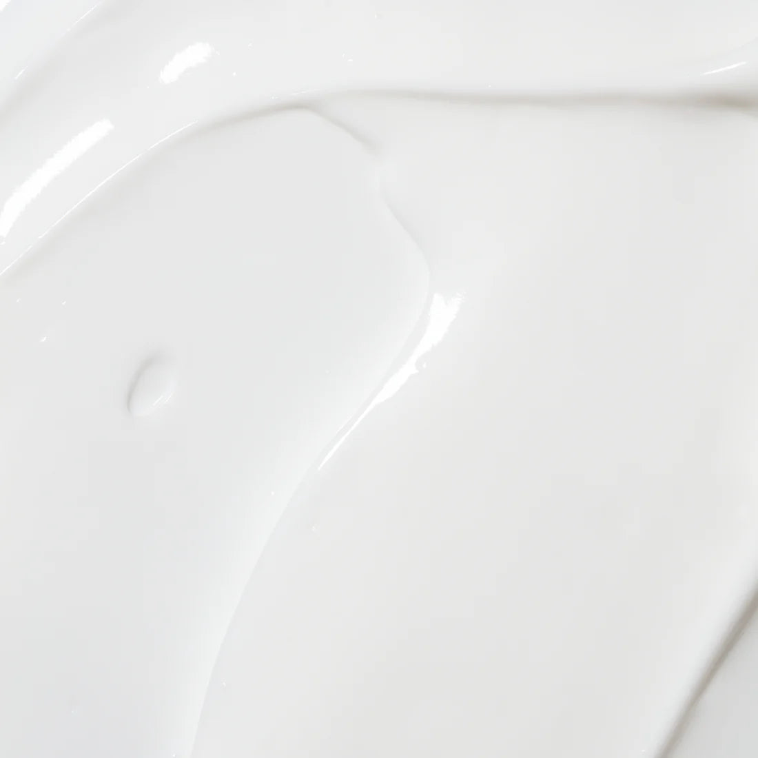 Lumene Nordic Hydra Intense Hydration Moisturizer von Lumene ist eine glatte, cremig-weiße Feuchtigkeitscreme mit subtilen Kurven und glänzenden Highlights, die einer veganen oder tiefenwirksamen Formel ähnelt.