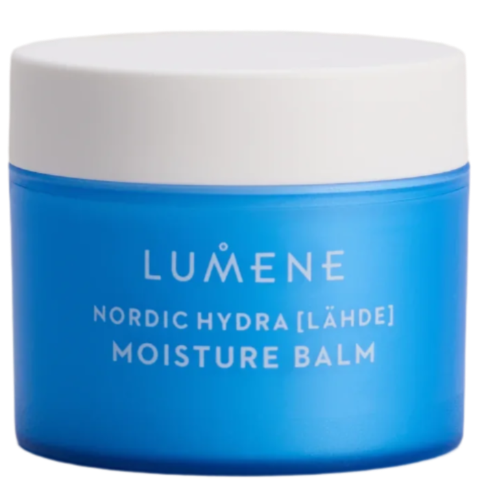 Ein blauer Tiegel mit weißem Deckel mit der Aufschrift Lumene Nordic Hydra Moisture Balm by Lumene, der dreifache Hyaluronsäure für eine intensive Feuchtigkeitsversorgung enthält, ist vor einem weißen Hintergrund fotografiert.