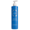 Eine blaue Flasche Lumene Nordic Hydra Moisture Conditioner von Lumene mit einem weißen Pumpspender, mit weißem und goldenem Text und Design auf dem Frontetikett.