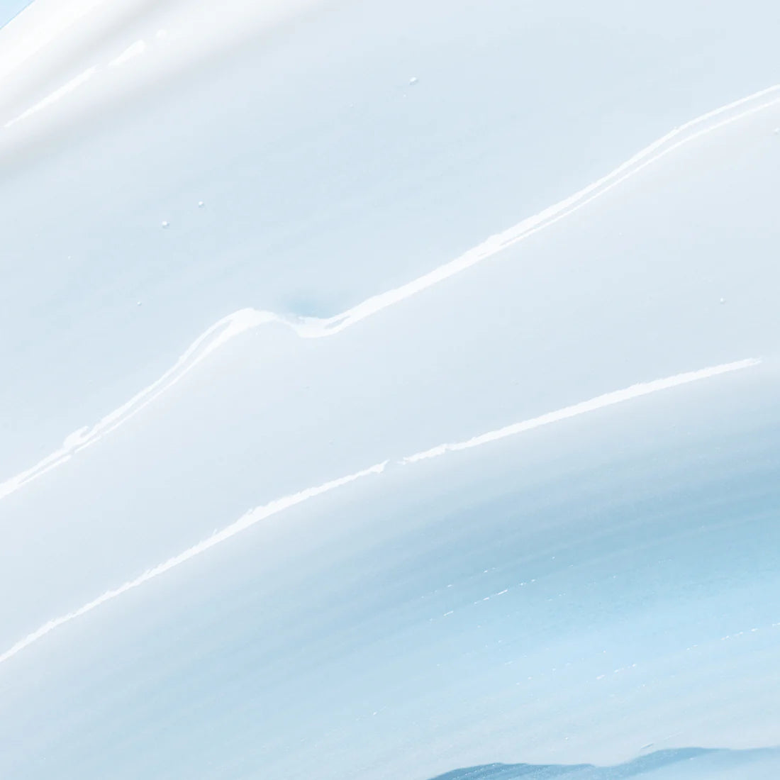 Eine glatte, hellblau-weiße, cremige Textur mit sanften Wellen und subtilen Rillen, wie Lumene Nordic Hydra Moisture Conditioner von Lumene, der auf einer Oberfläche verteilt wird.
