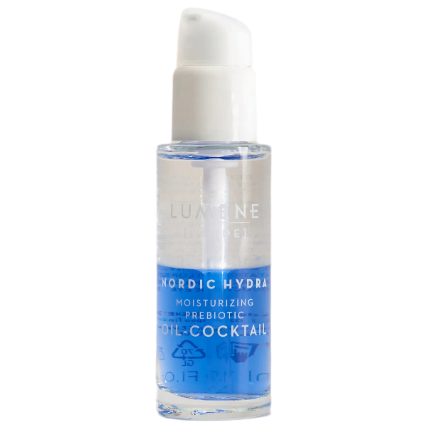 Eine durchsichtige Flasche mit weißer Pumpe enthält Lumene Nordic Hydra Moisturizing Prebiotic Oil-Cocktail mit zwei sichtbaren Schichten - blau und transparent - und feuchtigkeitsspendendem nordischem Birkensaft.