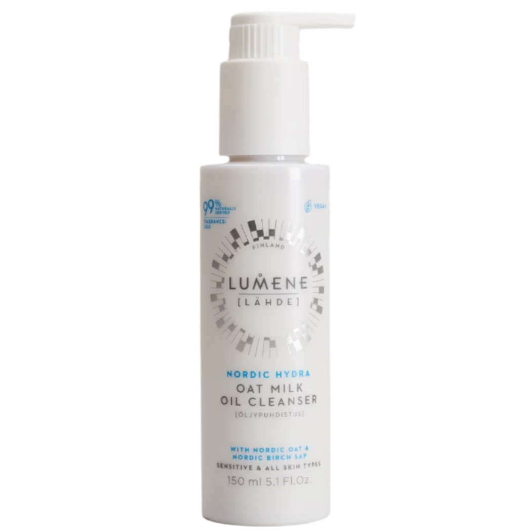 Der Lumene Nordic Hydra Oat Milk Oil Cleanser wird in einer weißen 150-ml-Flasche mit Pumpe und blauen und silbernen Details auf dem Etikett geliefert. Dieser sanfte Reiniger ist ideal für empfindliche Haut und entfernt effektiv Make-up.