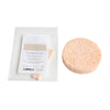Der Luonkos Ecological Facial Cleansing Sponge, ein runder, hellbeiger, wiederverwendbarer Schwamm, wird unbenutzt neben seiner durchsichtigen Verpackung mit einem weißen Etikett mit finnischem Text präsentiert. Ideal für die Ölreinigung und umweltfreundliche Routinen. Marke: Luonkos.