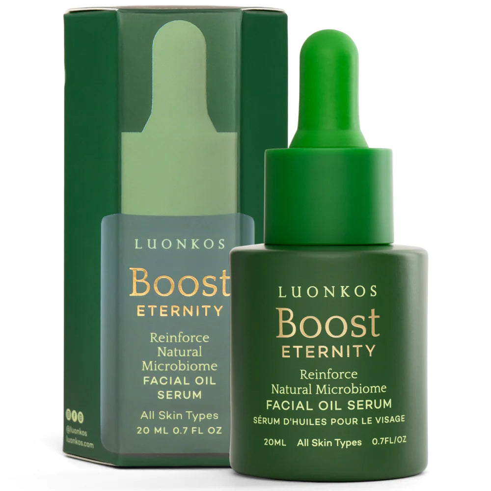 Eine grüne Tropfflasche mit der Aufschrift Luonkos Eternity Facial Oil Serum steht vor der dazugehörigen Schachtel. Es ist für alle Hauttypen geeignet, enthält einen Extrakt aus finnischen Waldmikroben und hat einen Inhalt von 20 ml (0,7 fl oz). Marke: Luonkos.