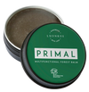 Die runde Dose des Luonkos Primal Multifunctional Forest Balm mit grünem Deckel ist teilweise geöffnet und gibt den Blick auf den hellbraunen Balsam frei. Das Etikett mit weißem Text und dem kleinen Baum-Logo von Luonkos ist perfekt für zu Ekzemen neigende Haut.
