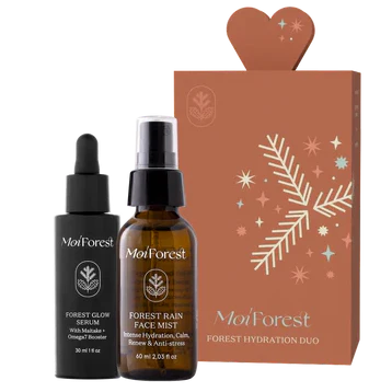 Das Moi Forest Forest Hydration Duo wird in einer braunen Geschenkbox präsentiert, die mit weißen Pflanzen und einem herzförmigen Deckel verziert ist.