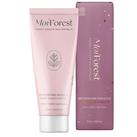 Eine rosafarbene Tube und eine dazu passende Schachtel der Moi Forest Microbiome Miracle Body Moisturizer von Moi Forest, die mit nordischen Ölen für empfindliche Haut angereichert ist, stehen nebeneinander auf einem weißen Hintergrund.