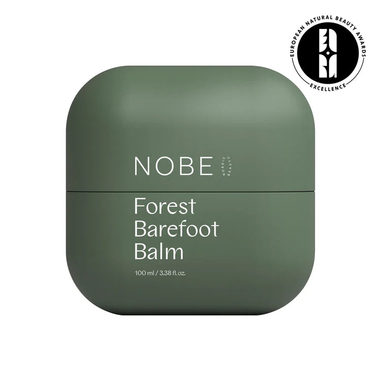 Ein grüner 100-ml-Behälter der NOBE Nordic Forest Bath Skincare Rituals von NOBE Nordic Beauty mit minimalistischem weißem Text. Die vegane Formel enthält Waldmikrobiom-Extrakt und trägt das Logo des European Natural Beauty Awards Excellence oben rechts.