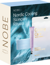 Das NOBE Nordic Cooling Skincare Rituals Geschenkset von NOBE Nordic Beauty hat eine schlichte, hellblaue und weiße Verpackung mit einer Tube, einem runden Tiegel und einem Beutel, die ein Augenserum, Hydrogel-Augenpflaster und eine Hydrogel-Maske enthalten.