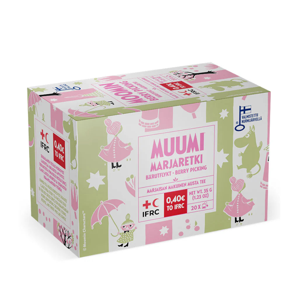 Eine Schachtel Nordqvist Moomin Berry Picking Tee von Nordqvist, mit rosa und grüner Verpackung mit Muminfiguren, Blumen und Herzen. Dieser von der Rainforest Alliance zertifizierte Beeren-Schwarztee enthält 20 Beutel und einen finnischen Spendenhinweis.