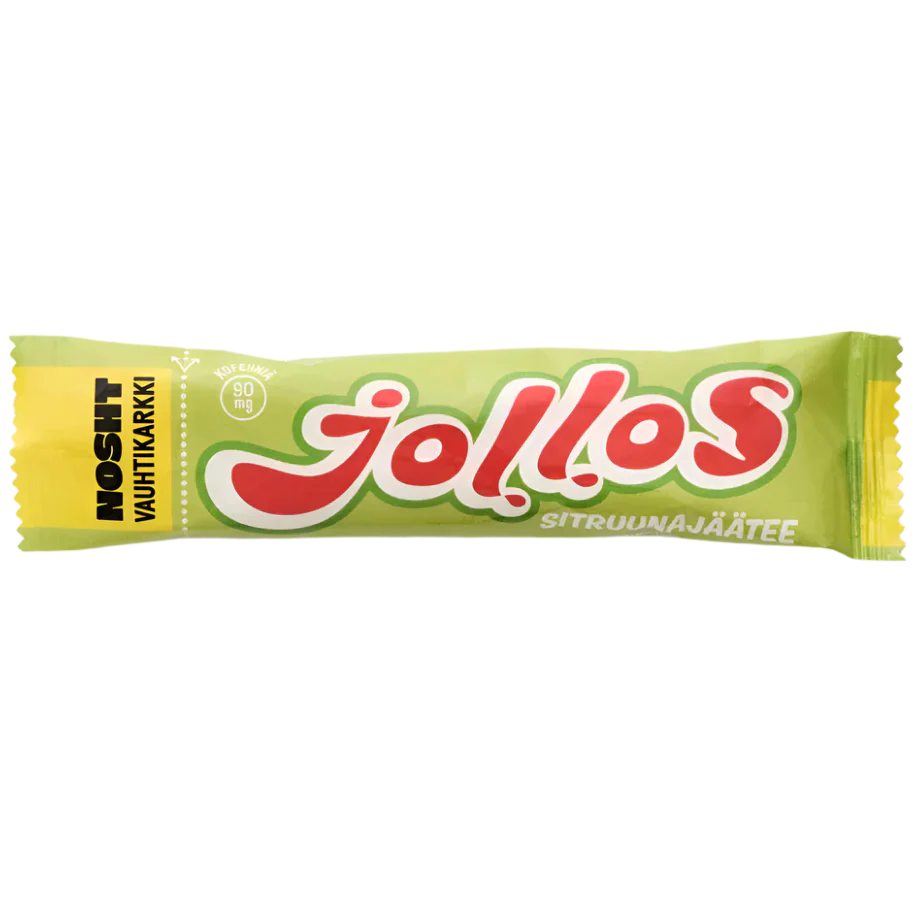 Ein grün-gelb verpackter Nosht Jollos Energy Chews Lemon Iced Tea Riegel trägt fette rote und weiße Schrift sowie finnische Ausdrücke wie "sitruna jäätee" und "Vauhtikarkki", die darauf hinweisen, dass er für Energy Chews oder Ausdauersportarten gedacht ist.