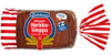 Ein Laib Fazer Oululainen Flavoured Loaf, ein traditionelles finnisches Gewürzbrot in einer rot-weiß gestreiften Verpackung mit einem blauen Etikett mit finnischem Text und einer kleinen finnischen Flagge.