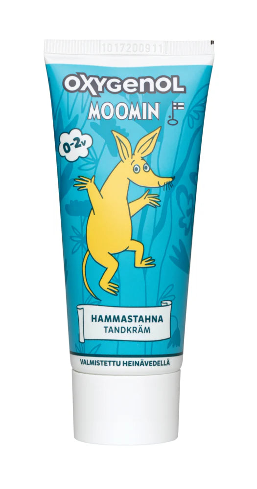 Oxygenol Mumin Baby Zahnpasta 0+ ist eine blaue Tube für Kinder von 0 bis 2 Jahren, mit einer gelben Mumin-Illustration und finnischem/schwedischem Text. Diese Xylit-Zahnpasta von Oxygenol ist sanft und sicher für die Zähne von Babys.