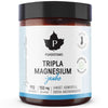 Eine braune Dose Puhdistamo Triple Magnesium Powder mit schwarzem Deckel, mit 112 Portionen à 150 mg, unterstützt den Energiestoffwechsel und die Muskeln. Etikett auf Finnisch; Produkt von Puhdistamo.