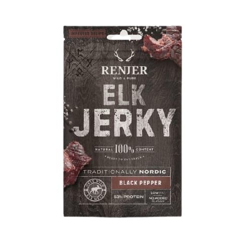 Renjer Nordic Elk Jerky Black Pepper kommt in einer dunkelbraunen Verpackung mit den Aufschriften "Traditionally Nordic", "High Protein" und "Low in Sugar". Um die Renjer-Verpackung herum sind Stücke von Wildfleisch-Jerky abgebildet.