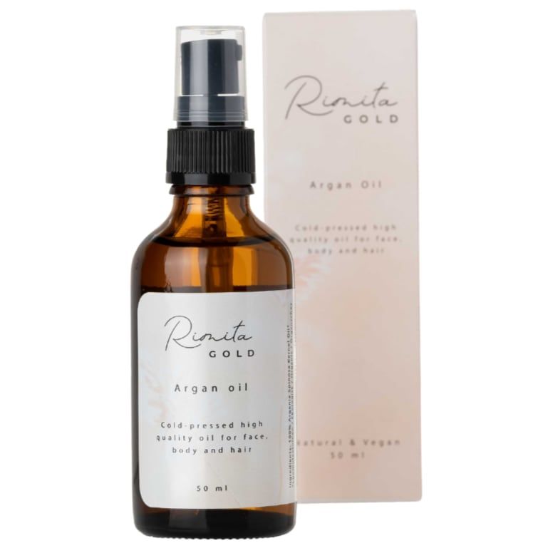 Eine braune Glasflasche von RimitaGreen RimitaGold 100% Virgin Argan Oil mit einer schwarzen Sprühkappe steht vor ihrer beigen Schachtel. Auf dem 50-ml-Etikett steht, dass es Gesicht, Körper und Haar Feuchtigkeit spendet.