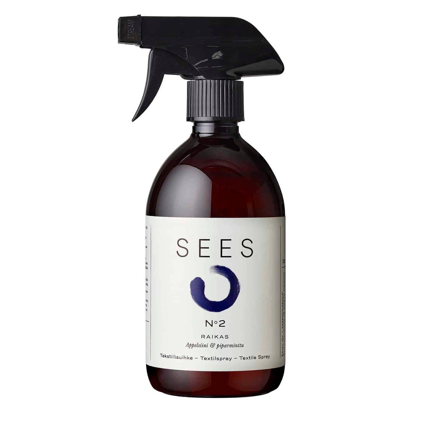 Eine braune Sprühflasche mit der Aufschrift SEES Textile Spray No. 2 Fresh, Orange & Peppermint von SEES Company, mit schwarzer Düse und weißem Etikett mit blauer Kreisgrafik, ist ein biologisch abbaubares Textilspray.