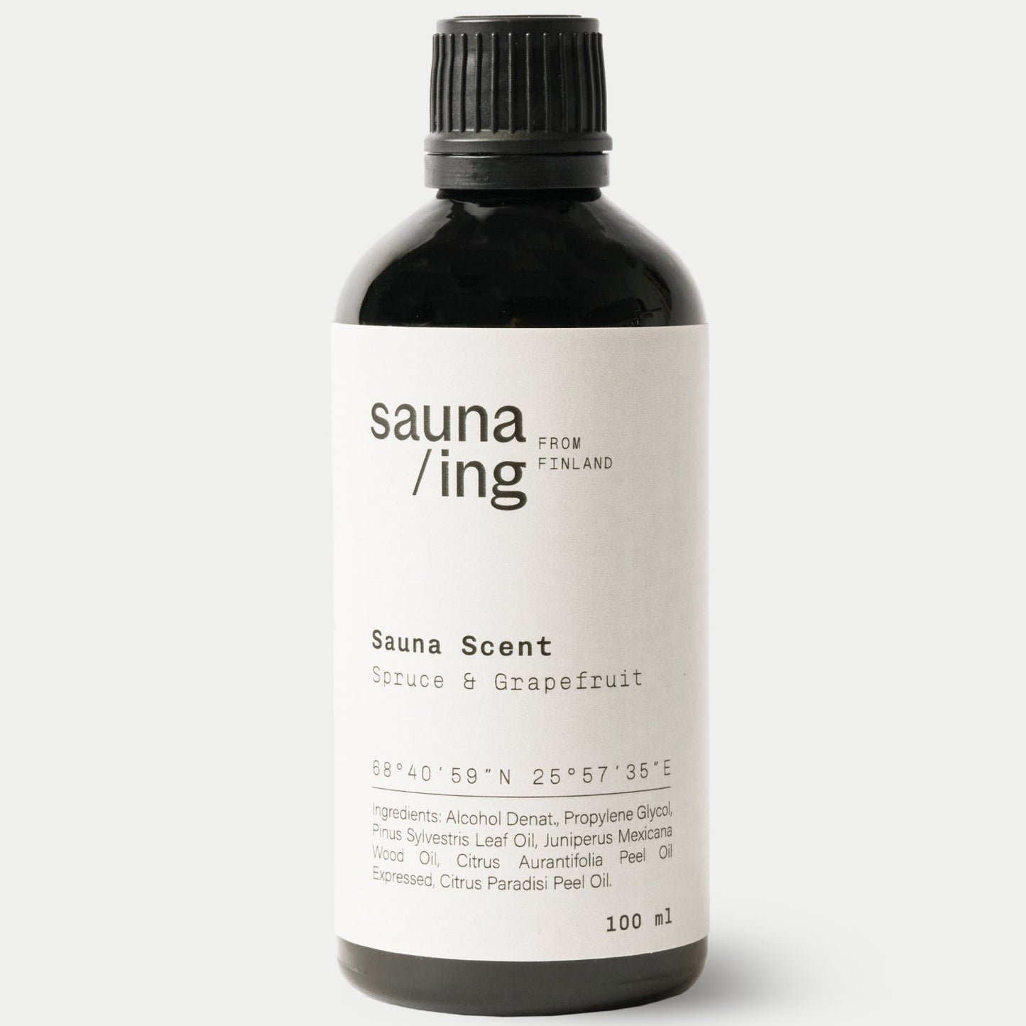 Eine schwarze 100-ml-Flasche Sauna/ing Sauna Scent Spruce & Grape aus Finnland mit nordischem Duft, Angaben zu Inhaltsstoffen und Koordinaten auf dem Etikett sowie einem schwarzen Schraubverschluss.