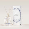 Der SEES Company Moomin Room Diffuser Nordic Winter besteht aus einer Glasflasche mit Holzstäbchen und einer dekorativen Schachtel mit verspielten blauen Motiven im finnischen Stil, beide mit der Aufschrift „SEES Scent Diffuser“.
