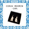 Ein Paar weiße Mumin-Ohrringe in einer schwarzen Schachtel mit der Aufschrift CORUU MOOMIN -20% und einem blauen Blumenrahmen um das Bild.