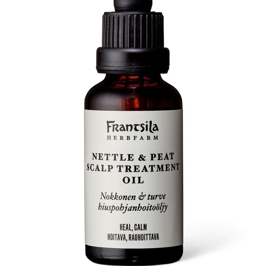 Eine dunkle Glastropfflasche mit der Aufschrift Frantsila Nettle & Peat Scalp Treatment Oil, entwickelt, um trockene, juckende Kopfhaut zu beruhigen, mit englischem und finnischem Text, mit einem schwarzen Schraubverschluss und Tropfer. Marke: Frantsila.