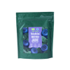 Ein grüner, wiederverschließbarer Beutel mit Biokia Bio-Blaubeerpulver von Biokia, hergestellt aus finnischen Wildbeeren, mit einem Etikett mit Blaubeerbildern und Text in Finnisch und Englisch.