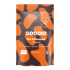 Ein 70g-Beutel Goodio Bio-Haferschokoladenbohnen Original mit einem abstrakten Muster in Orange und Dunkelbraun. Diese vegane Bio-Schokolade von Goodio ist glutenfrei und besteht zu 22% aus glutenfreiem Hafer.
