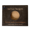 Die Schachtel der Metsä/Skogen Magic of Tar Salt Soap (120 g) hat ein rundes Fenster, in dem die Seife präsentiert wird. Die Verpackung betont den verantwortungsvollen Wald-Luxus und die authentische finnische Teersalzseife von Metsä/Skogen.