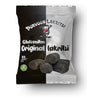 Eine Packung Porvoon Lakritsi Gluten Free Original Licorice von Porvoon Lakritsi mit einer Zeichentrickfigur auf schwarzem und weißem Hintergrund, drei Lakritzstücken sowie den Logos für vegane und finnische Zertifizierung.