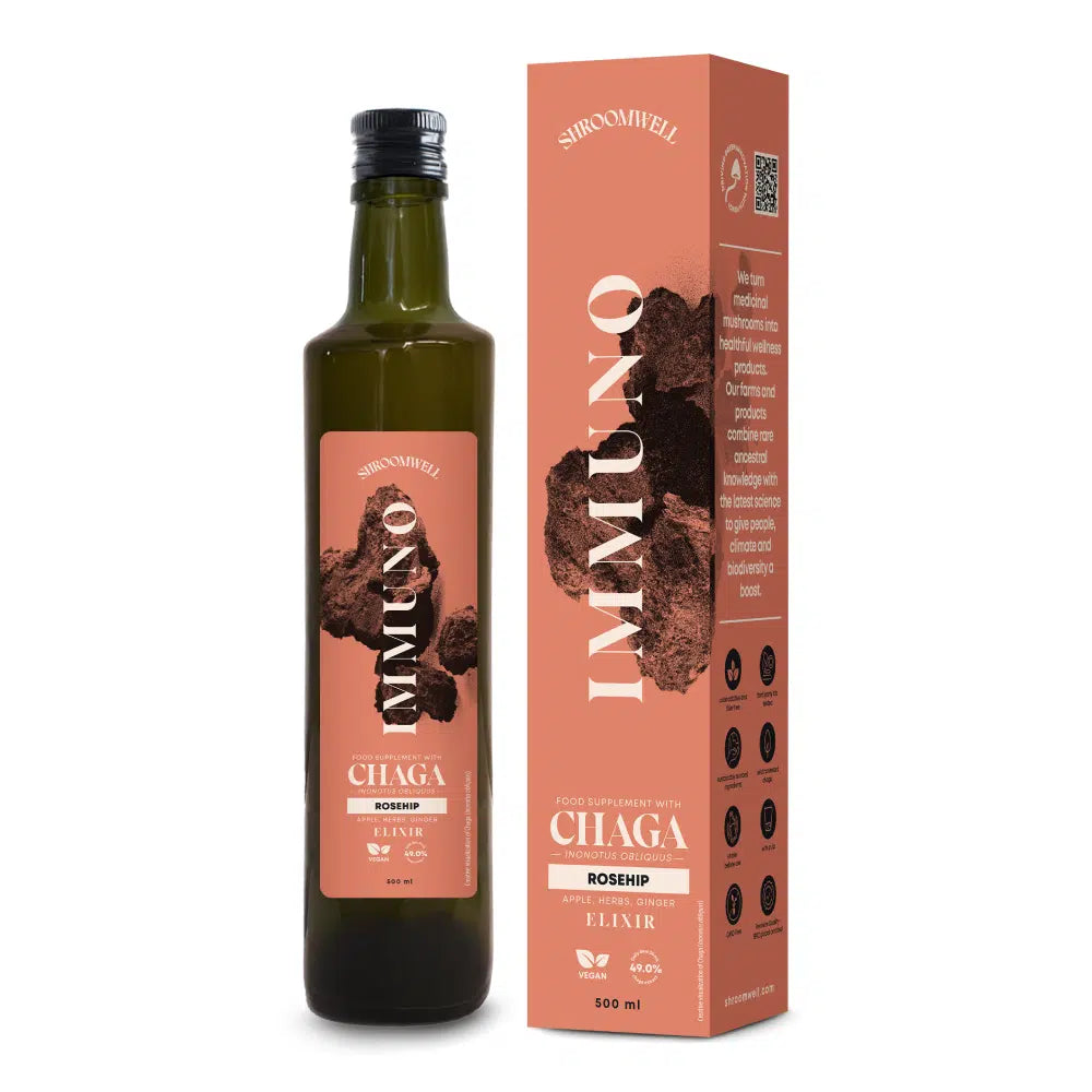 Eine grüne Glasflasche und eine Schachtel mit der Aufschrift Shroomwell Immuno Elixir Chaga & Rosehip, mit Abbildungen des Chaga-Pilzes und der Hagebutte auf einer rosafarbenen und braunen Verpackung, entwickelt für die Unterstützung des Immunsystems, mit detaillierter Produktinformation.