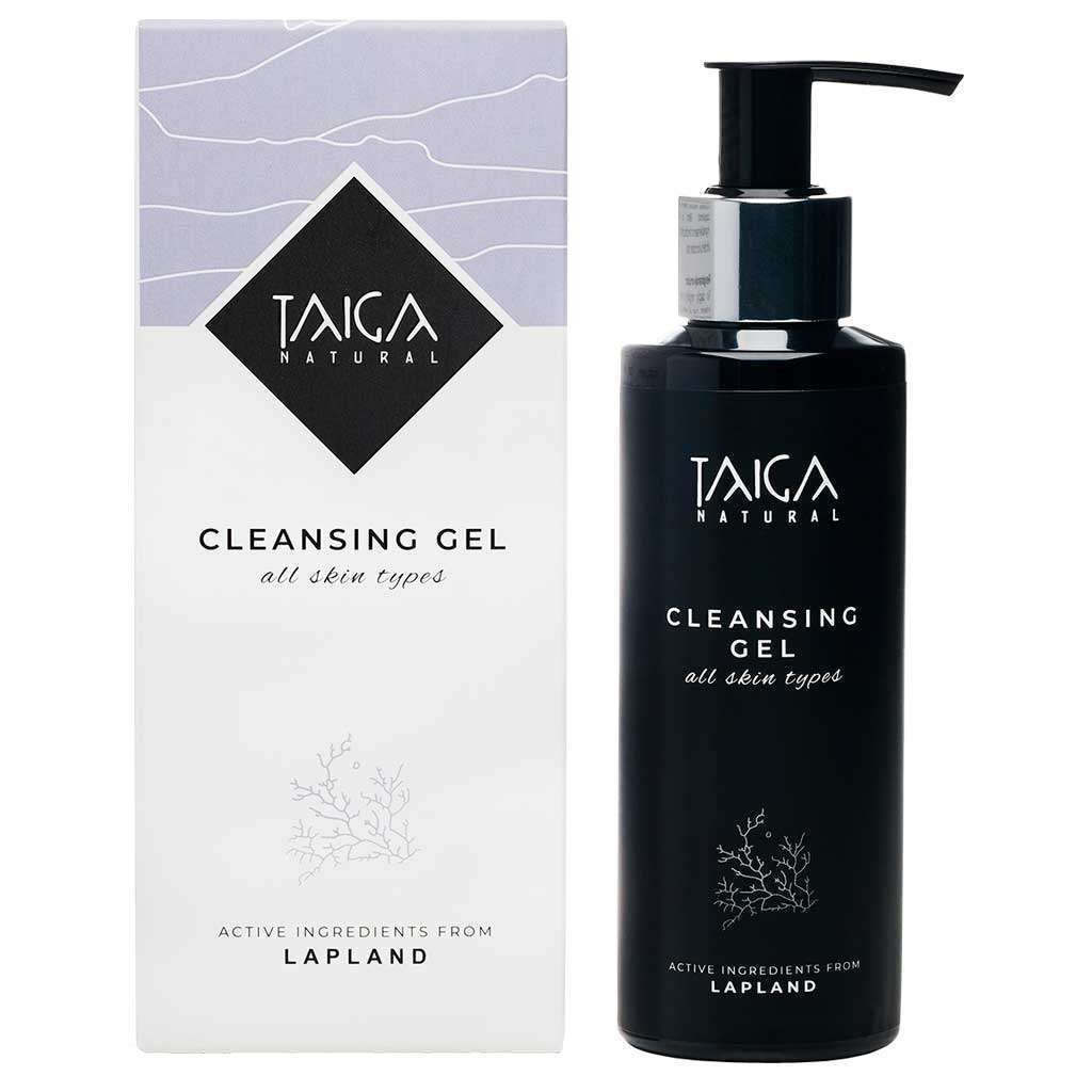 Eine Flasche und eine Schachtel von Taiga Cosmetics Cleansing Gel All Skin Types. Die minimalistische Schwarz-Weiß-Verpackung zeigt eine kleine Pflanzenillustration, und die Schachtel hebt sanfte natürliche Inhaltsstoffe aus Lappland hervor.