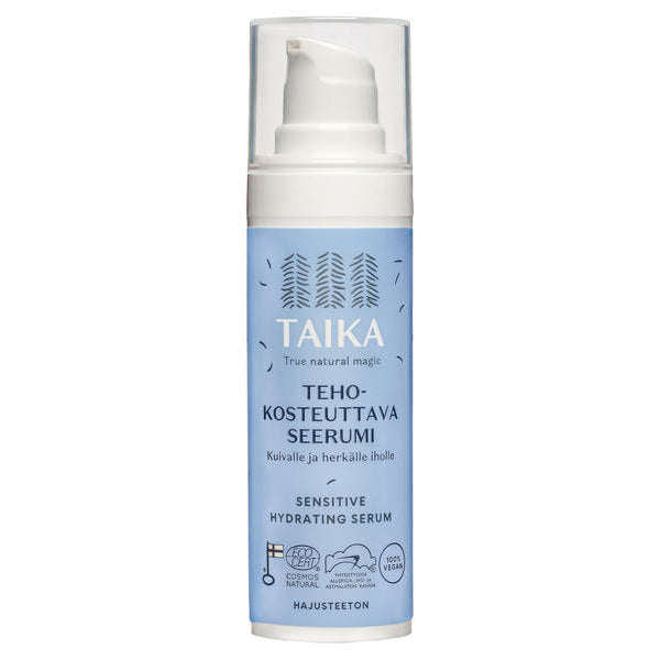 Das Taika Sensitive Hydrating Serum kommt in einer Pumpflasche mit hellblauem Etikett, weißem Text, finnischen Details und einem Baumdesign. Die Icons zeigen, dass es sich um ein Feuchtigkeitsserum von Taika für empfindliche oder trockene Haut handelt.