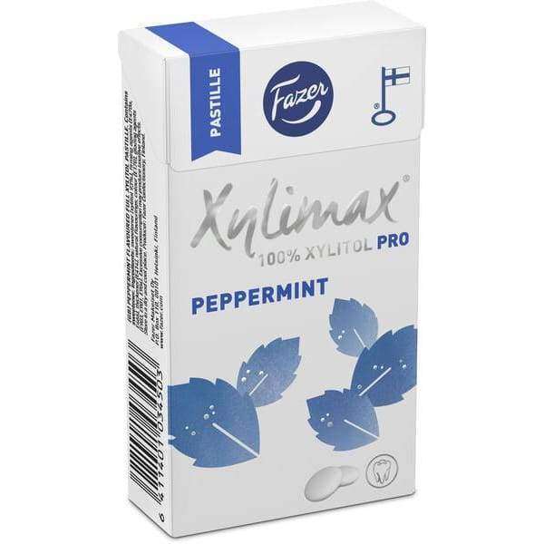 Eine Schachtel Fazer Xylimax Peppermint Full Xylitol Pastilles ist mit blauen Blättern bedruckt und mit 100% Xylitol Pro und Peppermint gekennzeichnet. Die Icons betonen die zahnfreundlichen Vorteile und die finnische Herkunft. Marke: Fazer.