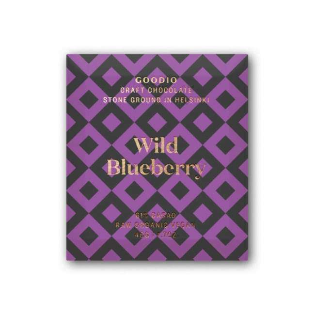 Die quadratische Verpackung der Goodio Bio-Schokolade Wild Blueberry zeigt ein lila-schwarzes Rautenmuster. Text: GOODIO, Steinboden in Helsinki. Inspiriert von finnischen wilden Blaubeeren. 61% rohe, biologische, vegane Schokolade. 48g (1.7oz).